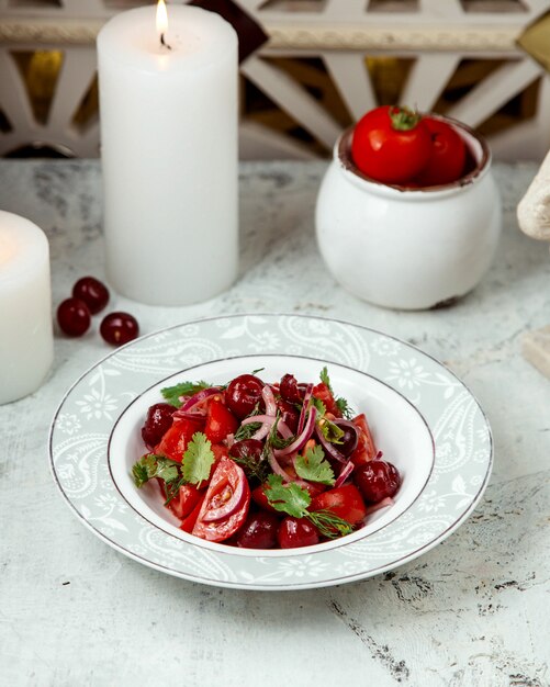 Salada mista de legumes com cerejas