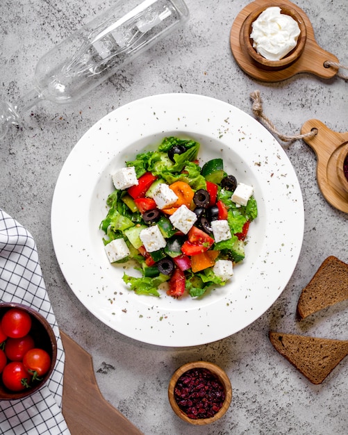 Salada mista de legumes com queijo branco