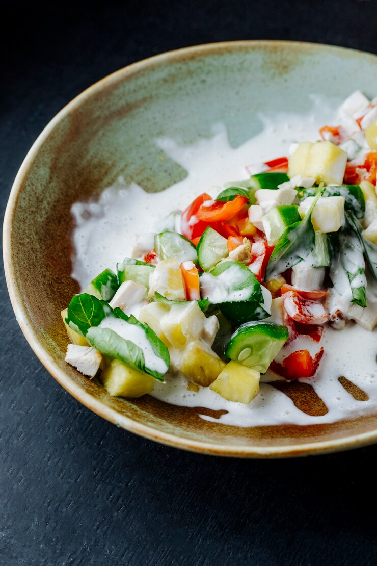 Foto grátis salada mista preparada com legumes e sause