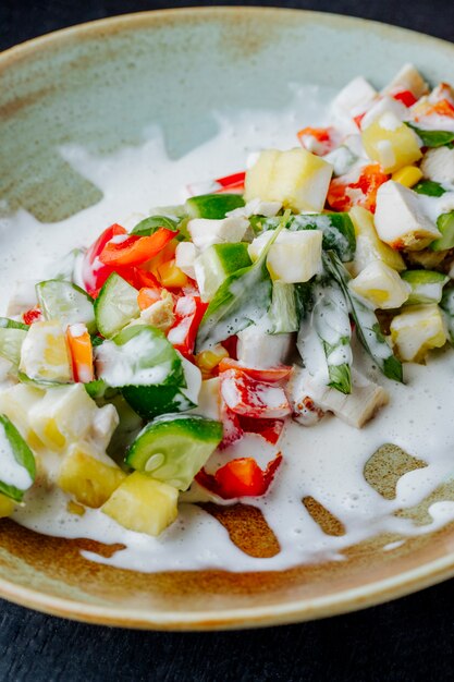 Salada mista preparada com verduras e molho de legumes