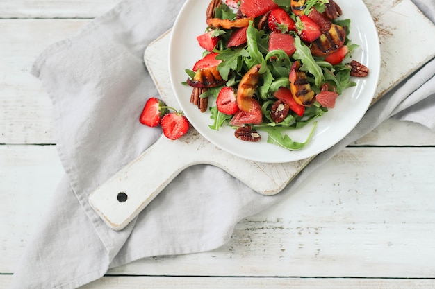 Salada na mesa branca