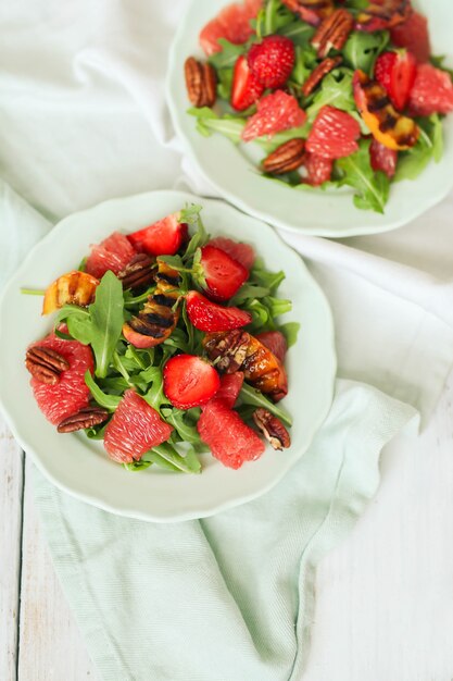 Salada na mesa branca