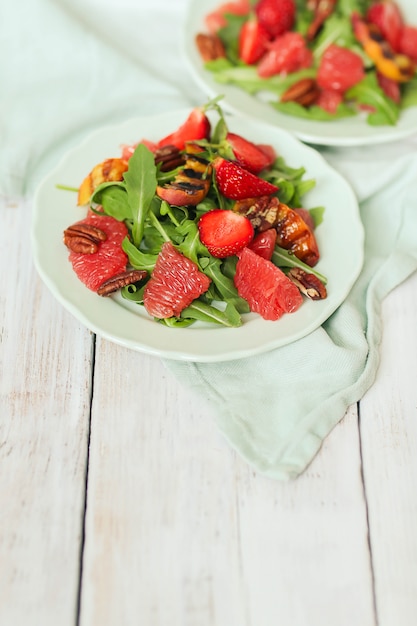 Foto grátis salada na mesa branca