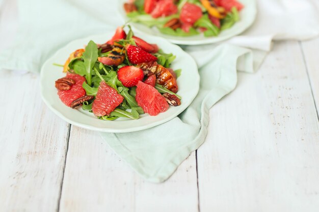 Salada na mesa branca