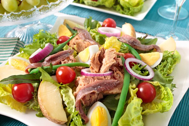 salada Nicioise com atum e legumes