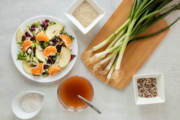 Foto grátis salada orgânica na mesa