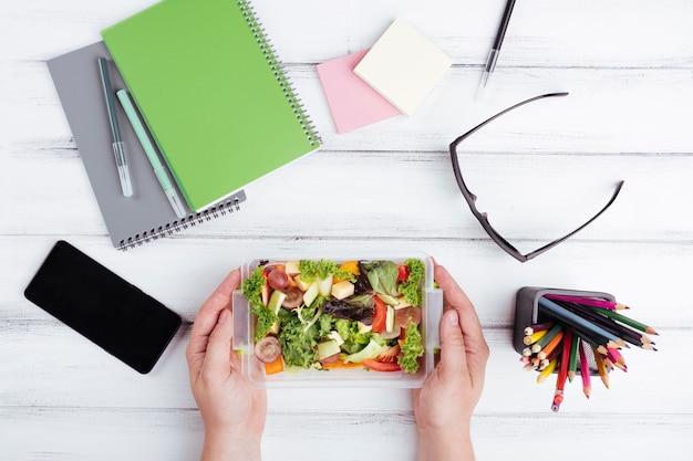 Salada para vista superior de almoço de escritório