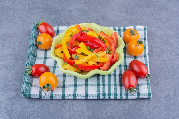 Salada picada de pimentão colorido com tomate cereja à parte