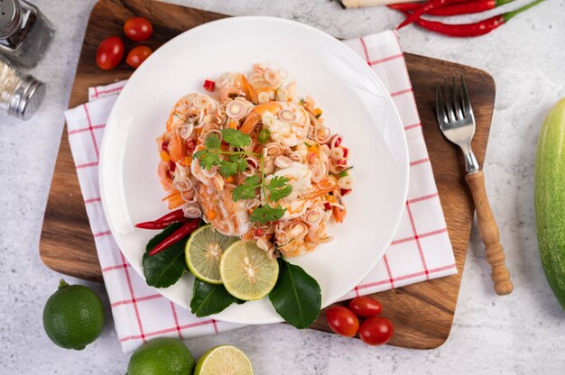 Salada picante com camarão em um prato branco. Comida tailandesa.