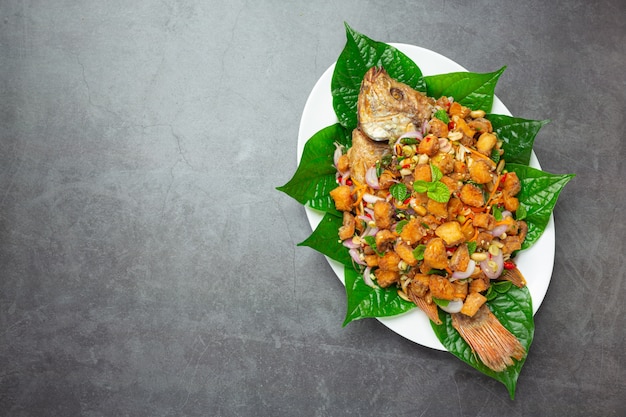 Foto grátis salada picante de peixe frito tubtim, comida tailandesa picante.