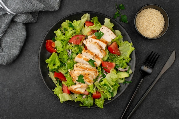 Salada plana com sementes de frango e gergelim