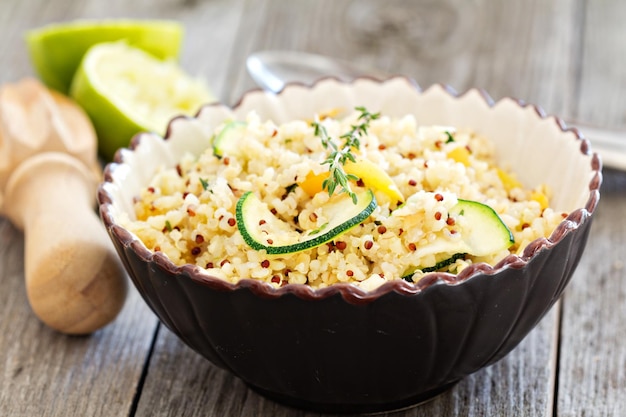 Foto grátis salada quente de quinoa com legumes
