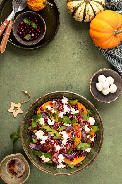 Salada quente de quinoa de inverno com chouriço de abóbora e mussarela folhas de rúcula e romã