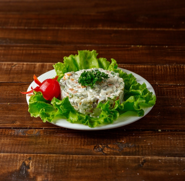 Salada russa em cima da mesa