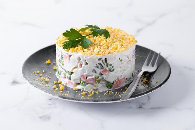 Salada russa ou salada Olivier na mesa de mármore para o jantar de Natal