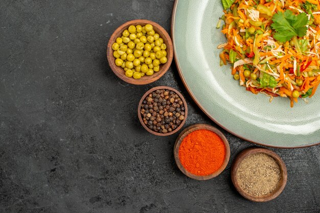 Foto grátis salada saborosa com temperos na parte superior da dieta alimentar saudável salada cinza