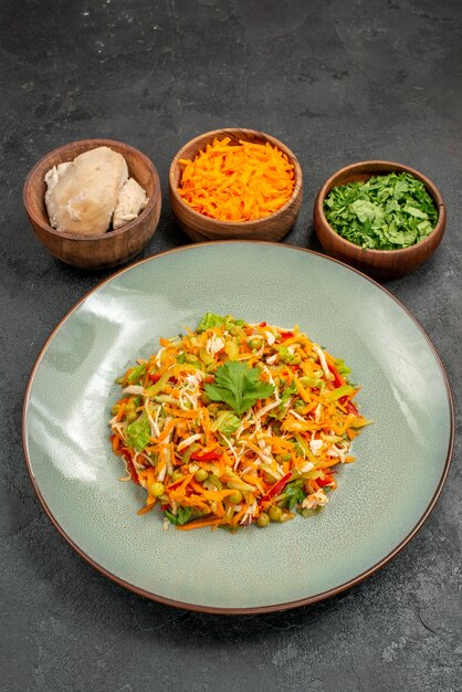 Salada saborosa de frente com ingredientes na dieta saudável de salada de mesa cinza