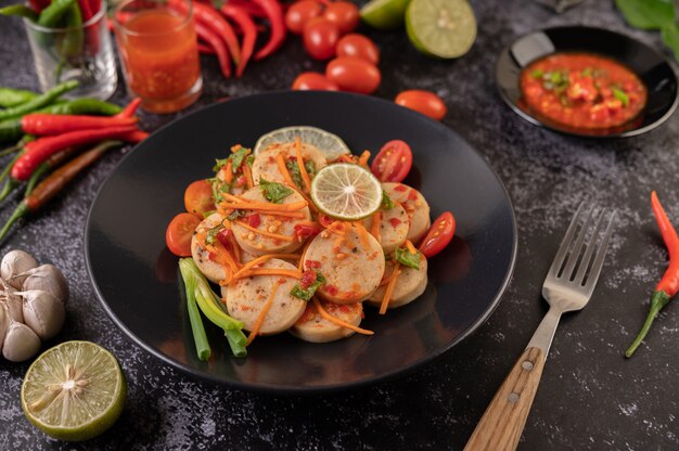 Salada Salsicha de Porco Vietnamita com Pimenta, Limão, Alho, Tomate