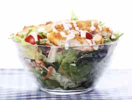 Foto grátis salada saudável com frango e legumes