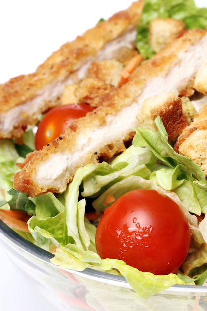Salada saudável com frango e legumes