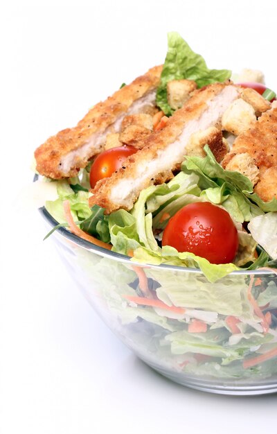 Salada saudável com frango e legumes