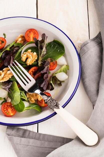 Salada saudável em variedade de prato branco