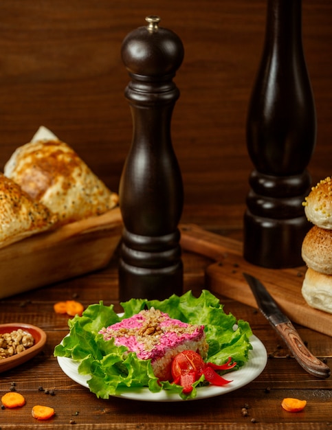 Foto grátis salada shuba em cima da mesa