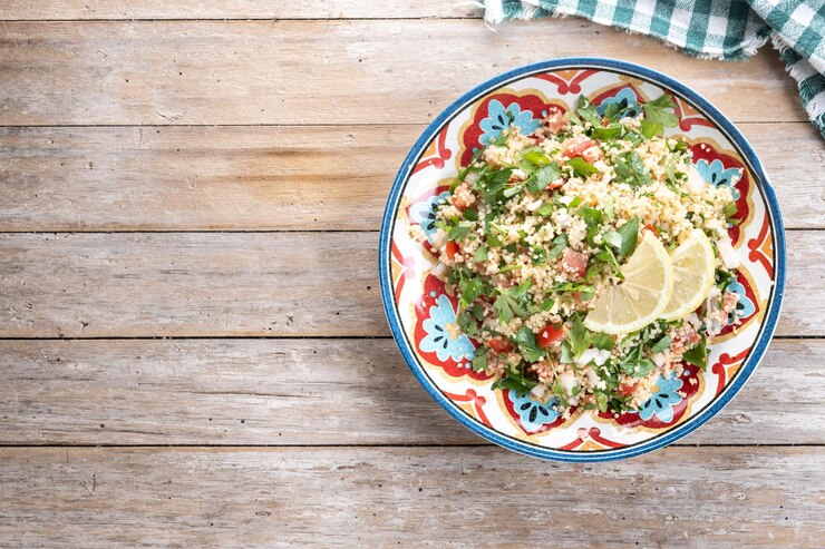 Foto grátis salada tabbouleh com couscous em mesa de madeira comida tradicional libanesa vista superior espaço de cópia