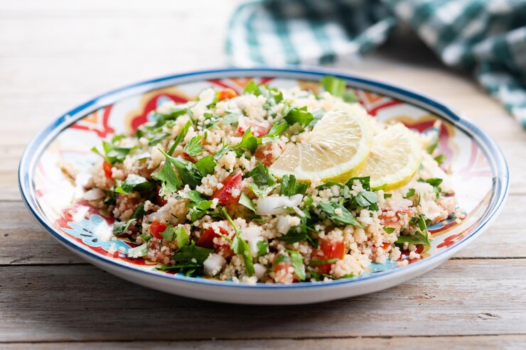 Foto grátis salada tabbouleh com cuscuz isolado em fundo branco