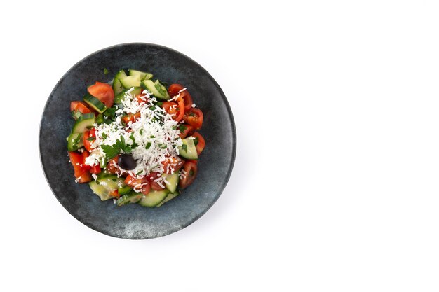 Salada tradicional búlgara shopska com tomate e queijo sirene búlgaro isolado no fundo branco