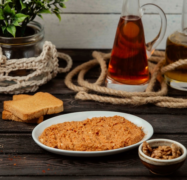 Salada turca em cima da mesa