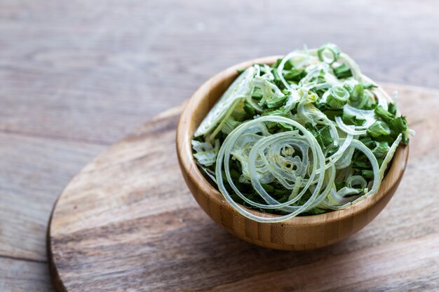 Salada vegana crua feita de cebola desidratada e outros vegetais