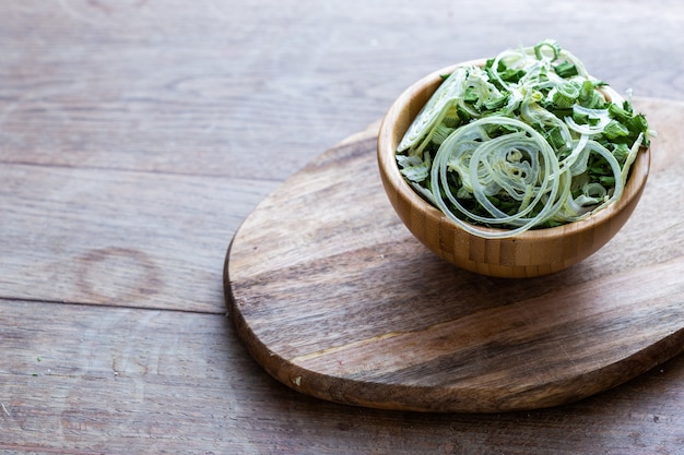 Salada vegana crua feita de cebola desidratada e outros vegetais