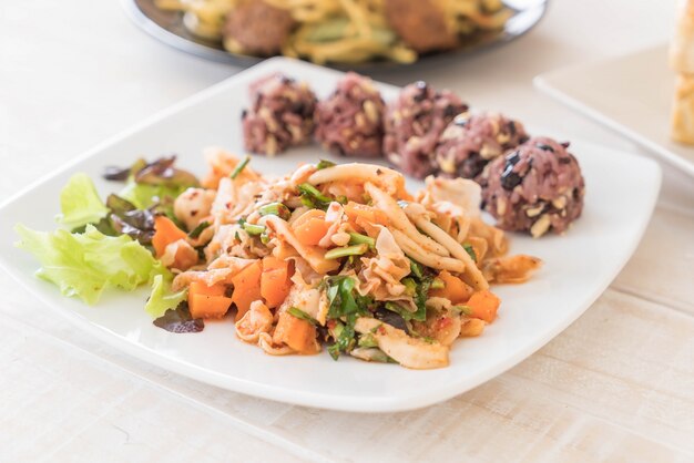 Salada vegana picante com arroz pegajoso e grão