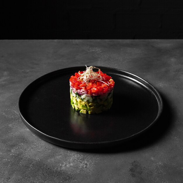 Salada vegetariana minimalista em formato redondo