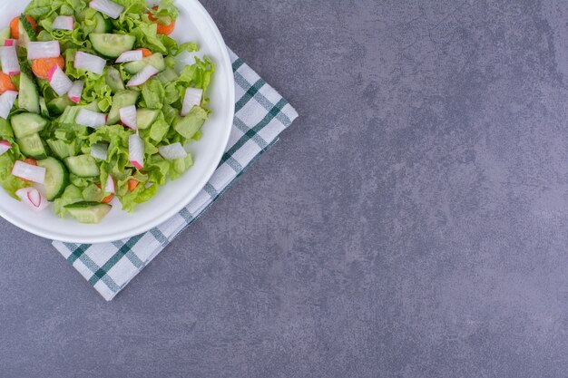 Salada verde com ervas e temperos em um prato de cerâmica