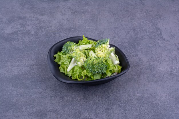 Salada verde com ervas e temperos em um prato de cerâmica