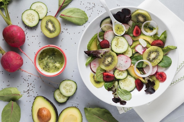 Salada verde de verão com legumes e frutas