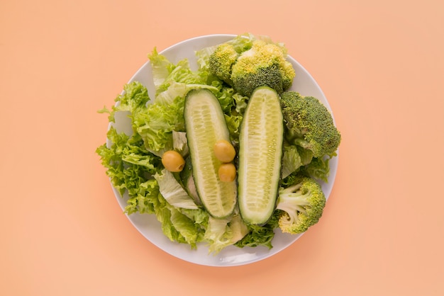 Foto grátis salada verde de vista superior