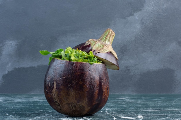 Foto grátis salada verde em berinjela roxa esculpida.