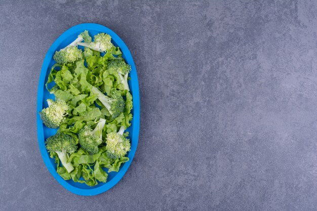 Salada verde em um prato com ingredientes mistos.