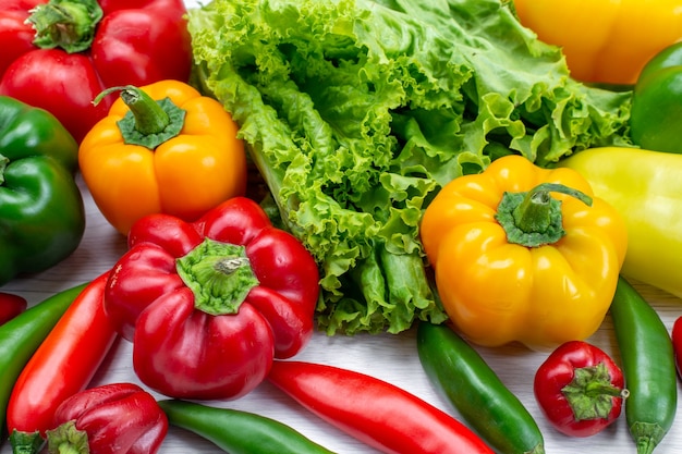 salada verde fresca junto com pimentões coloridos e pimentas picantes composição comida vegetal ingrediente de salada de carne