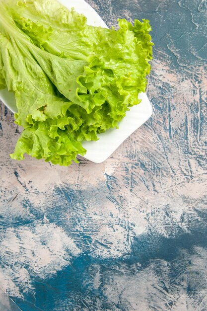 Salada verde fresca vista de cima em fundo azul claro
