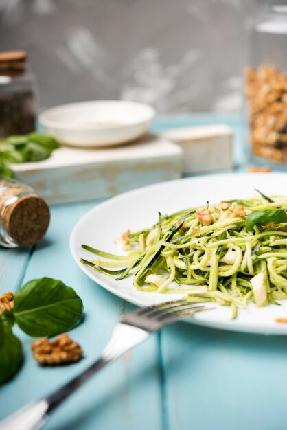 Salada verde saudável de alta vista com garfo