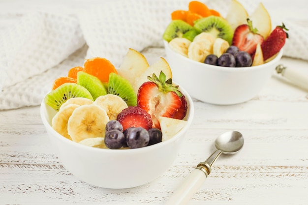 Saladas de frutas saborosas