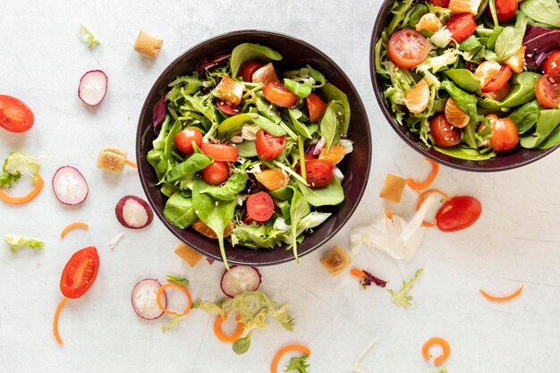 Saladas de legumes na mesa