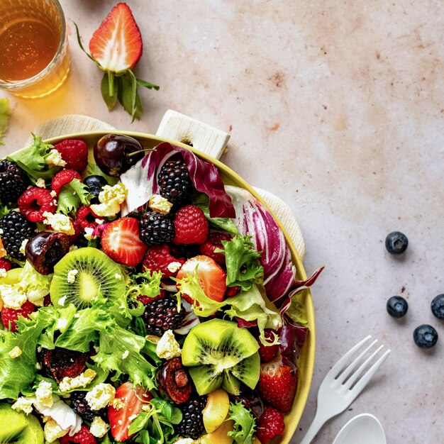 Saladeira saudável com vegetais e frutas vermelhas
