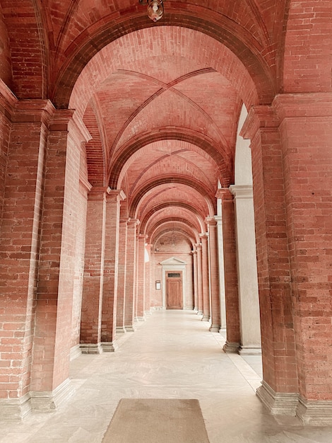 Foto grátis salão com arcos em santa maria, itália