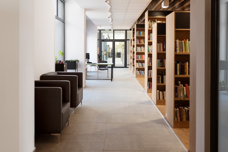 Foto grátis salão de biblioteca limpo e vazio