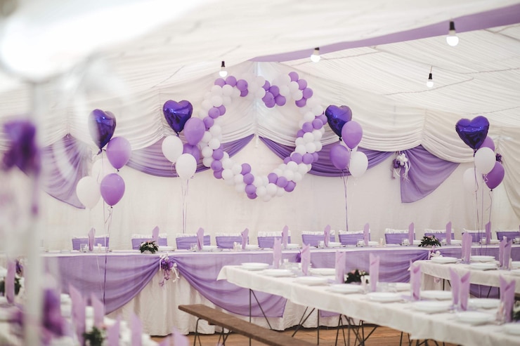 Foto grátis salão de eventos com balões brancos e roxos